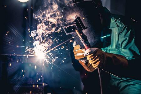 金属焊接钢厂使用电弧焊机在工厂焊接钢手工技能劳动理念的金属制品造